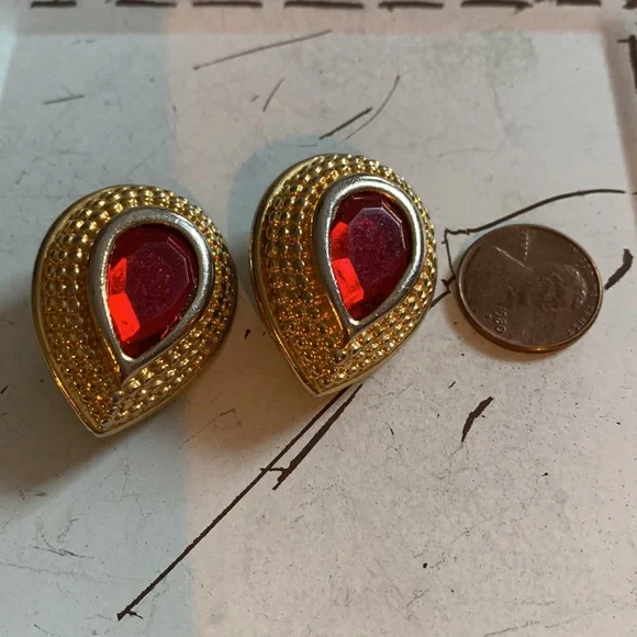 Vintage Clip on Earrings Red & Gold Tone Tear Drop woman’s Jewelry - Picture 5 of 5